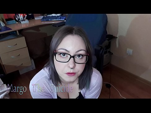 ❤️ 眼鏡をかけたセクシーな少女がカメラに向かってディルドを深くしゃぶる at us ❌️❤