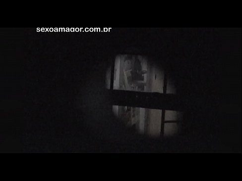 ❤️ ブロンドが空洞のレンガの後ろに隠れた近所の盗撮犯に密かにビデオ撮影される at us ❌️❤